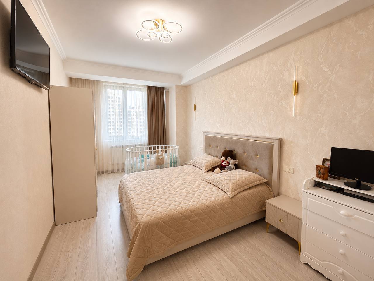3 Bedroom Apartment in Griboyedov Park — Photo 2 of 8